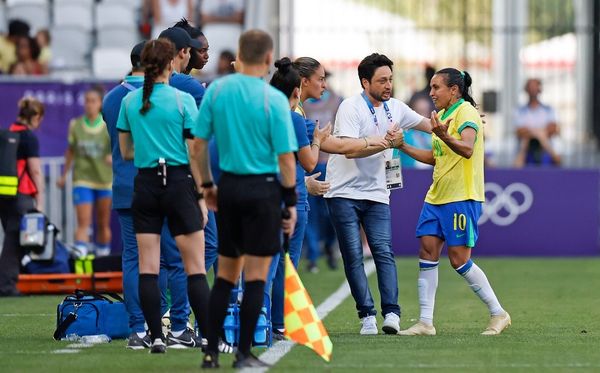 Marta saiu de campo em lágrimas após dar uma dura entrada em Olga Carmona e ser expulsa pelo árbitro