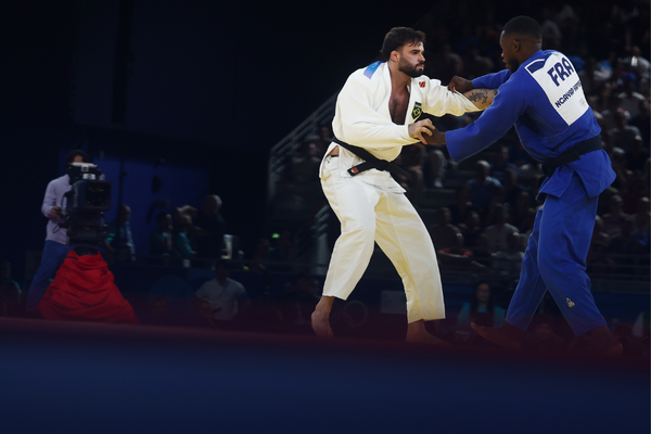 Rafael Macedo (de branco) em duelo contra o francês Maxime-Gaël Ngayap Hambou