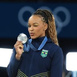 Imagem - Rebeca chega perto de Biles, fica com prata e alcança feito histórico