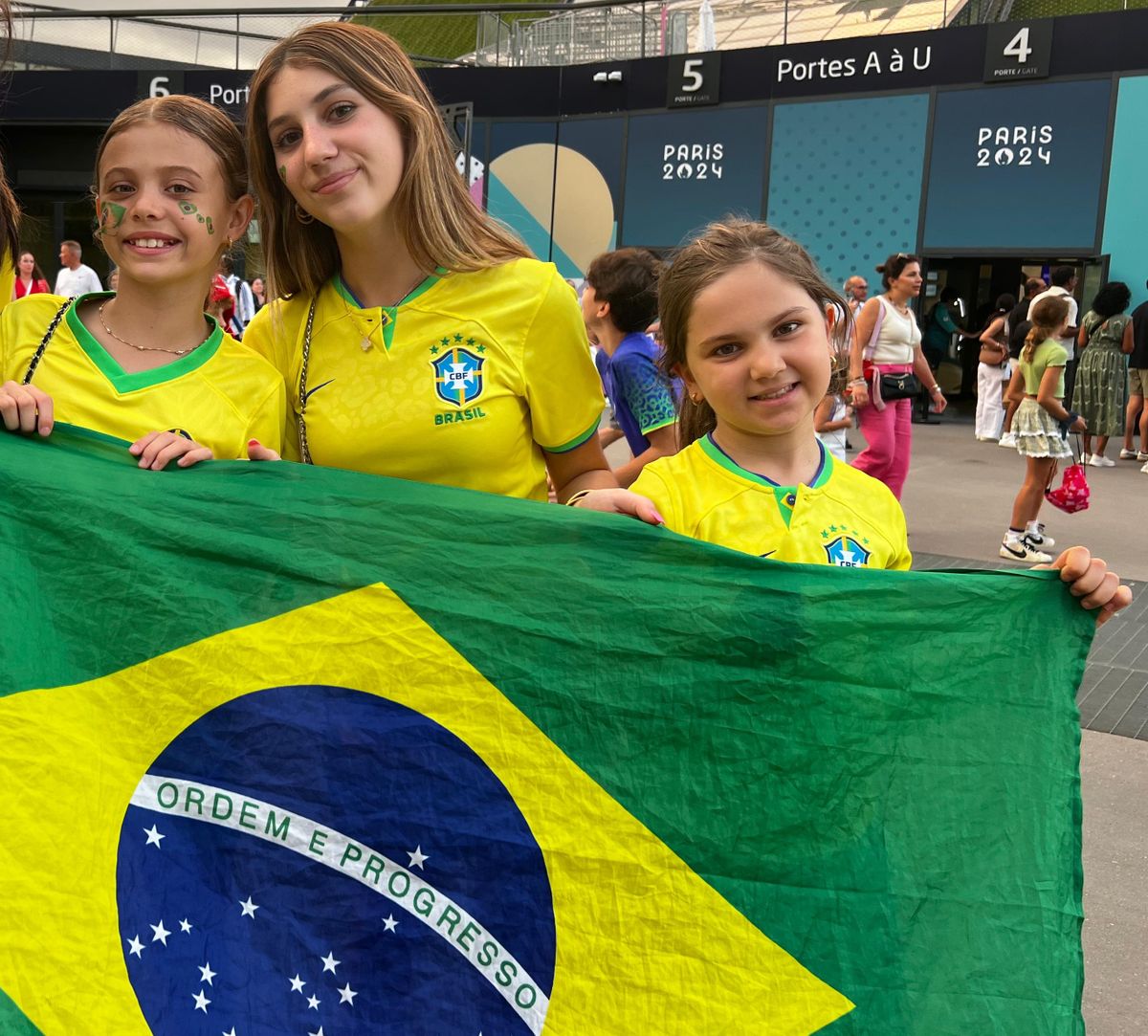 Maria Luísa, Sofia e Maya fizeram acrobacias do lado de fora da arena francesa