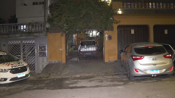 Pai e filha são encontrados esfaqueados dentro de casa em S