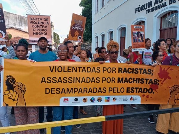 Protesto acontecia em frente ao fórum durante julgamento