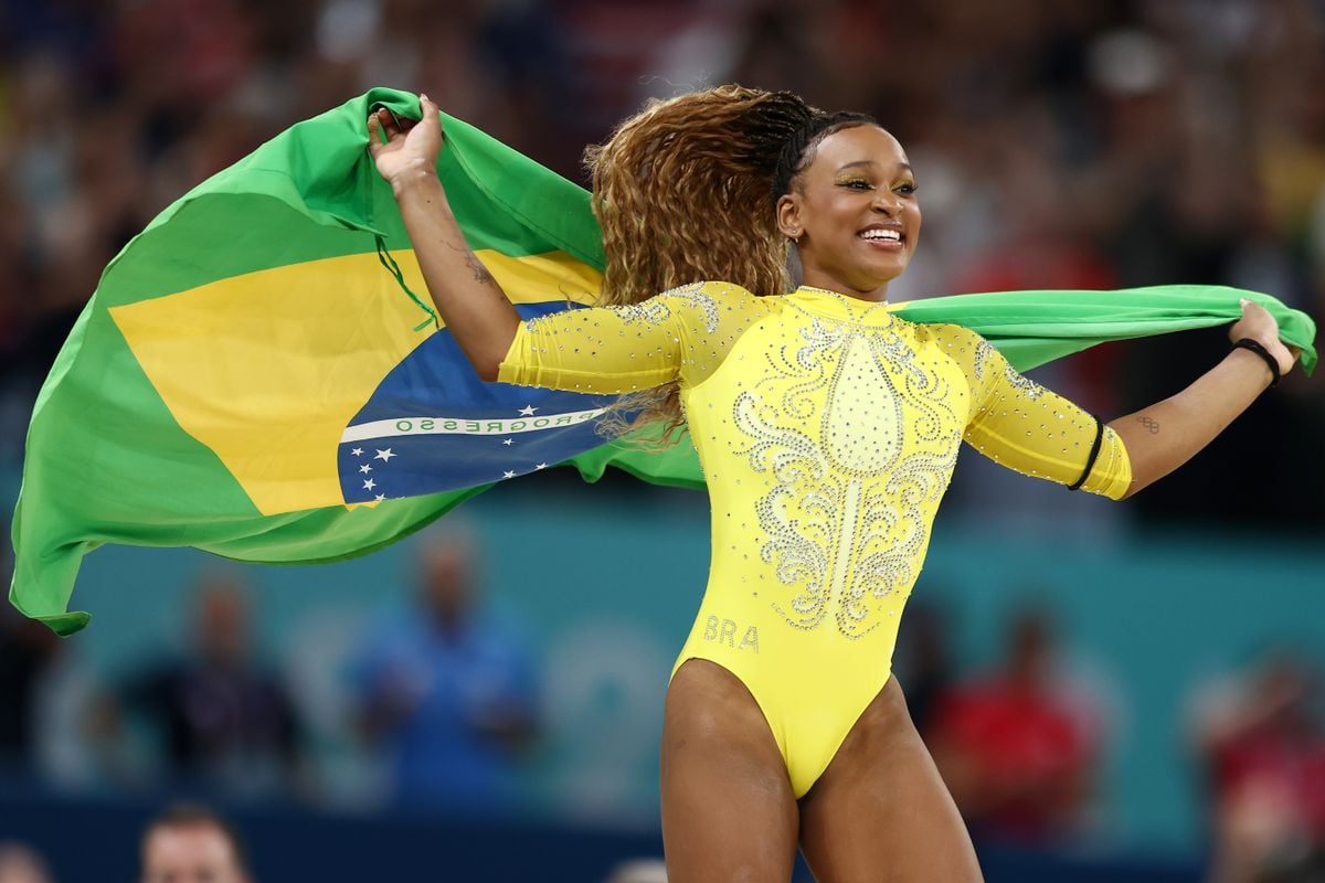 Rebeca Andrade recebe a medalha de prata que conquistou na final do individual geral