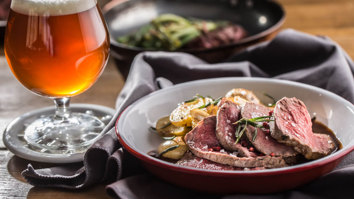 O lúpulo é o toque especial da cerveja (Imagem: Marian Weyo | ShutterStock)  por  