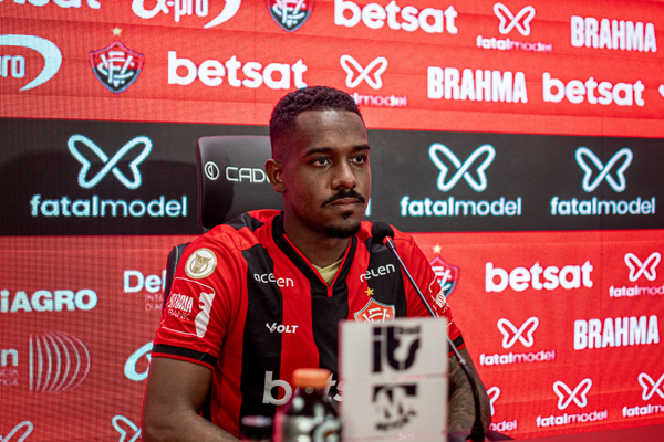 Edu é apresentado oficialmente pelo Vitória