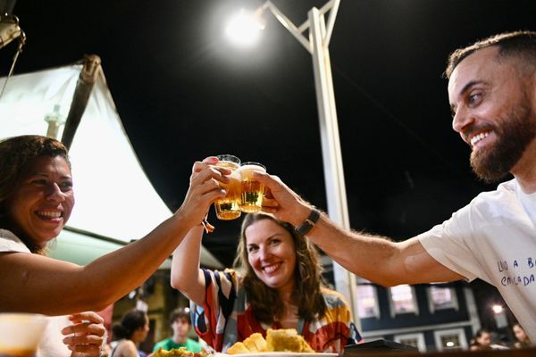 Felipe Marques, Carolina Garcia e Galina Potjagailo foram ao Rio Vermelho par um tradicional 