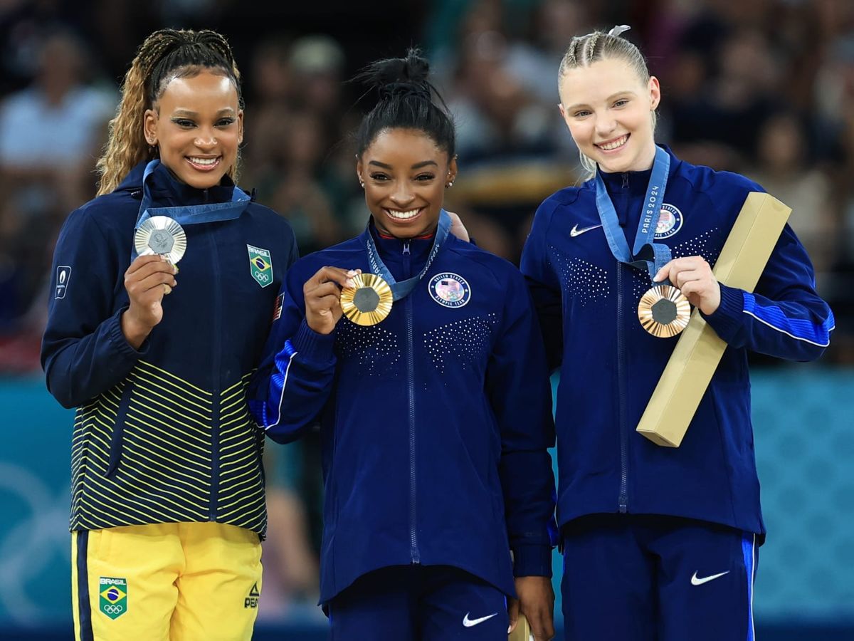 Rebeca Andrade e Simone Biles em pódio do salto individual por Ricardo Bufolin/CBG