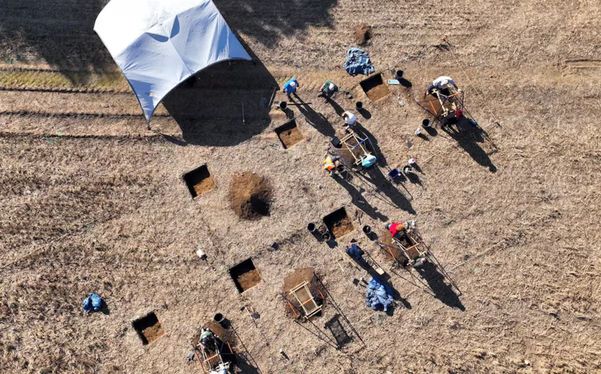 Arqueólogos encontraram itens durante trabalho de escavação no condado de Suffolk, no Reino Unido