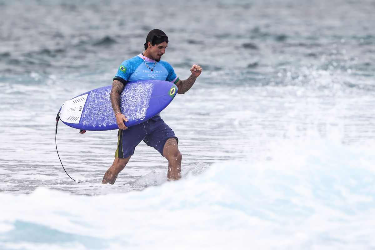 O surfista brasileiro Gabriel Medina na bateria de disputa da medalha de bronze