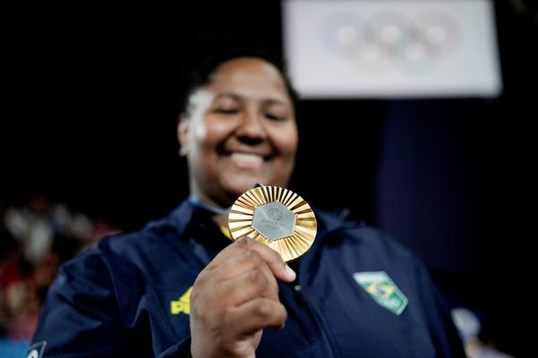 Recebendo a medalha no pódio, a brasileira Beatriz Souza