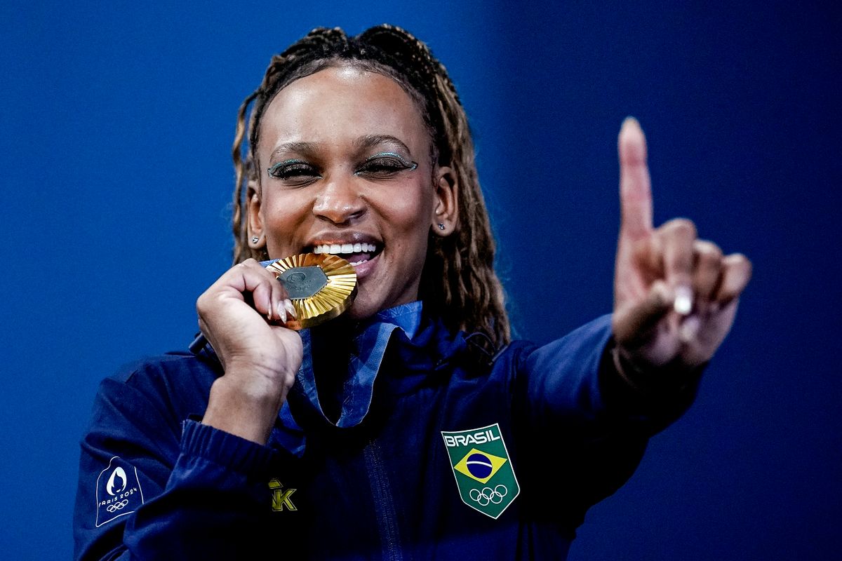  A ginasta brasileira Rebeca Andrade conquista a medalha de ouro na final do solo