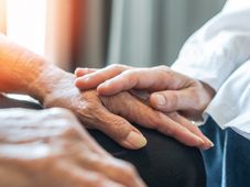 Imagem - Parkinson é hereditário? Saiba tudo sobre a doença que pode atingir adultos antes dos 50 anos