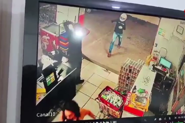 Criminoso entrou em mercado com capacete branco 