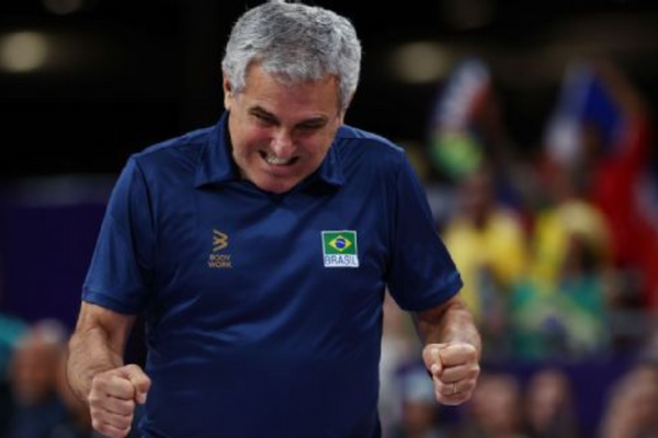 Zé Roberto Guimarães comemora vitória do Brasil contra a República Dominicana