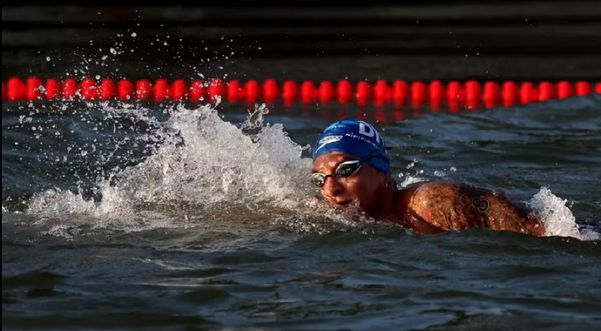 Ana Marcela Cunha na maratona aquática em Paris
