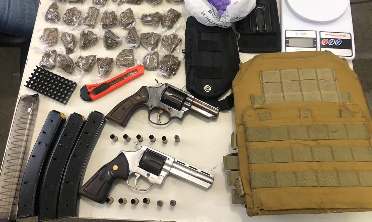 Armas, drogas e colete apreendidos com suspeitos no Recôncavo