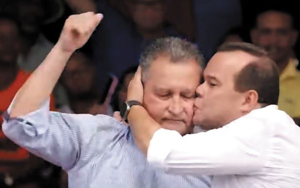 Ministro não escondeu o incômodo ao ser beijado pelo vice-governador