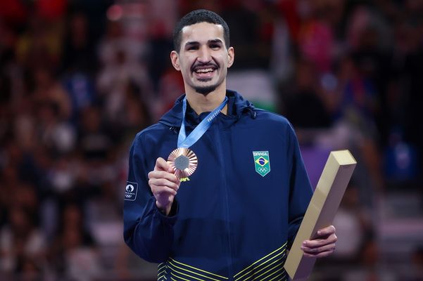 Netinho exibe medalha de bronze conquistada nos Jogos de Paris-2024 