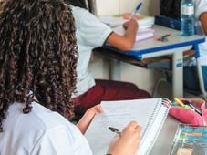 Imagem - Professora processa escola de Camaçari por horas extras em aulão do Enem