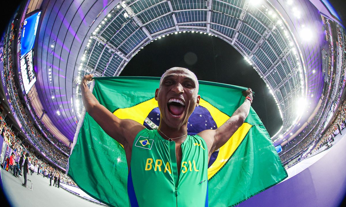 Na final dos 400m com barreiras, o brasileiro Alison dos Santos, o Piu, ganhou a medalha de bronze
