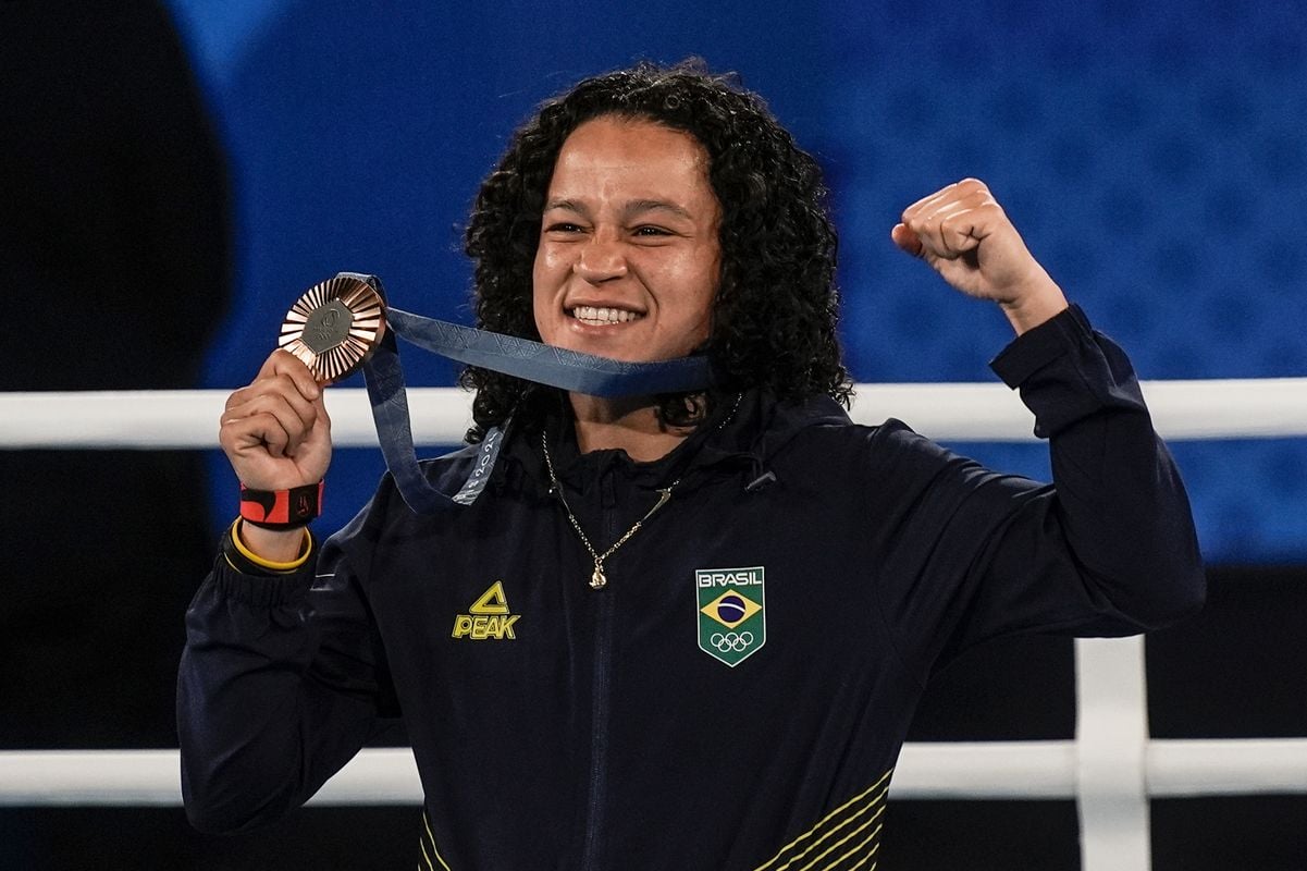 Bia Ferreira recebe a medalha de bronze