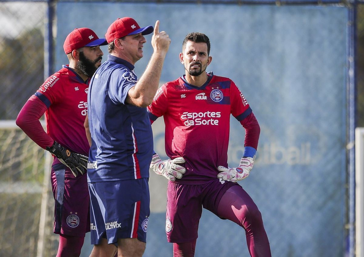 Rogério Ceni conversa com goleiros durante treino do Bahia