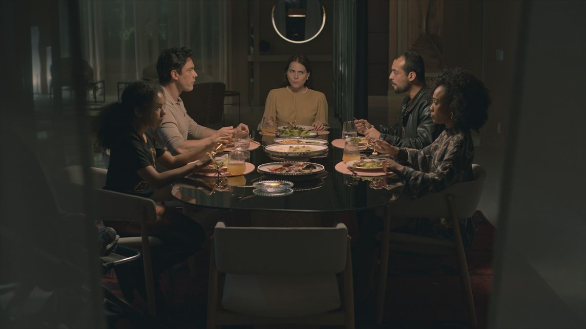 Lorraine (Gi Fernandes), Paulo (Sérgio Guizé), Raquel (Leticia Colin), Sérgio (Eduardo Sterblitch) e Joana (Kênia Bárbara) em Os Outros