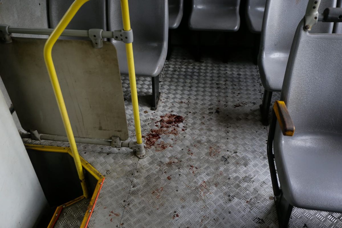 Marcas de sangue dentro de ônibus após troca de tiros