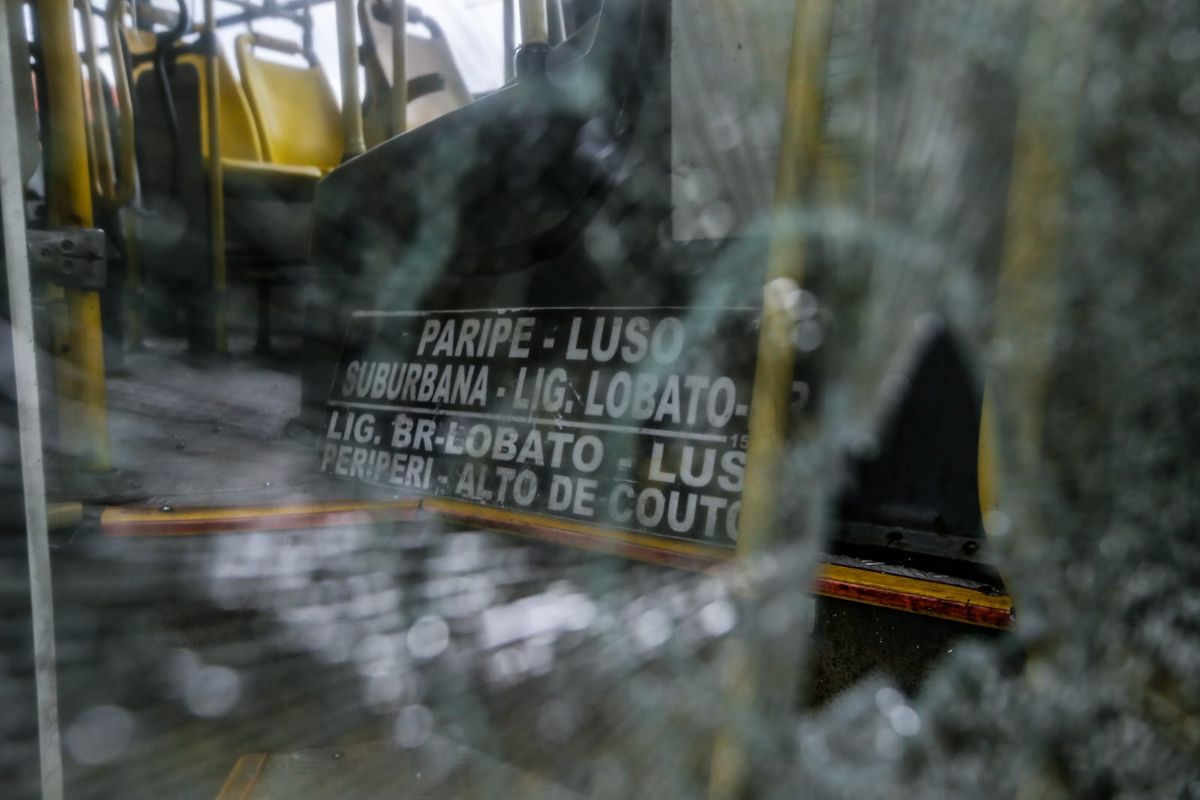 Porta do ônibus foi atingida por disparo 