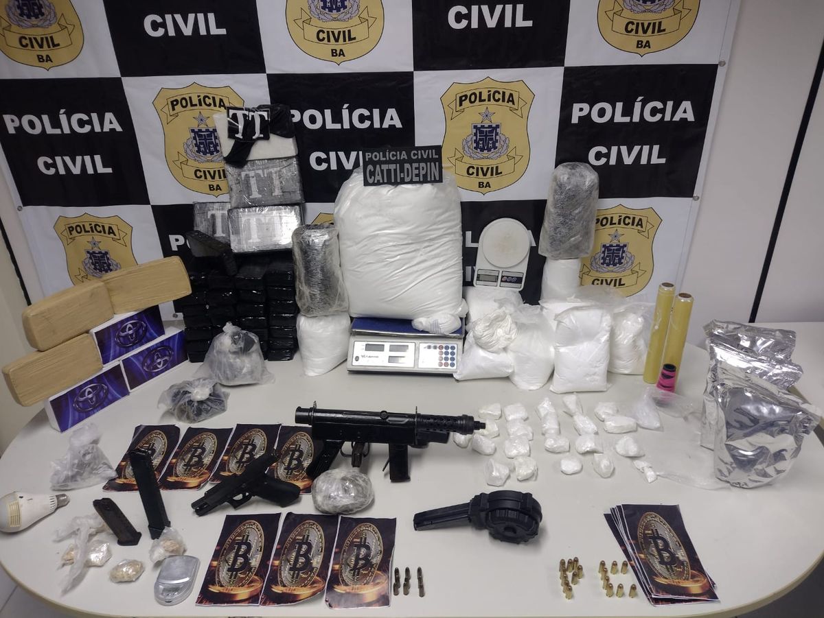 Armas, drogas e munições foram apreendidas pela polícia