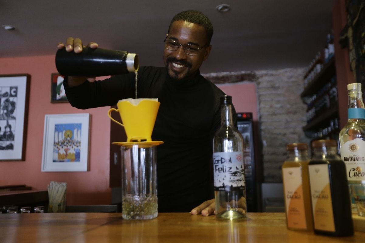  Josenilton Silva, de 29 anos, é  bartender e sommelier de cachaça