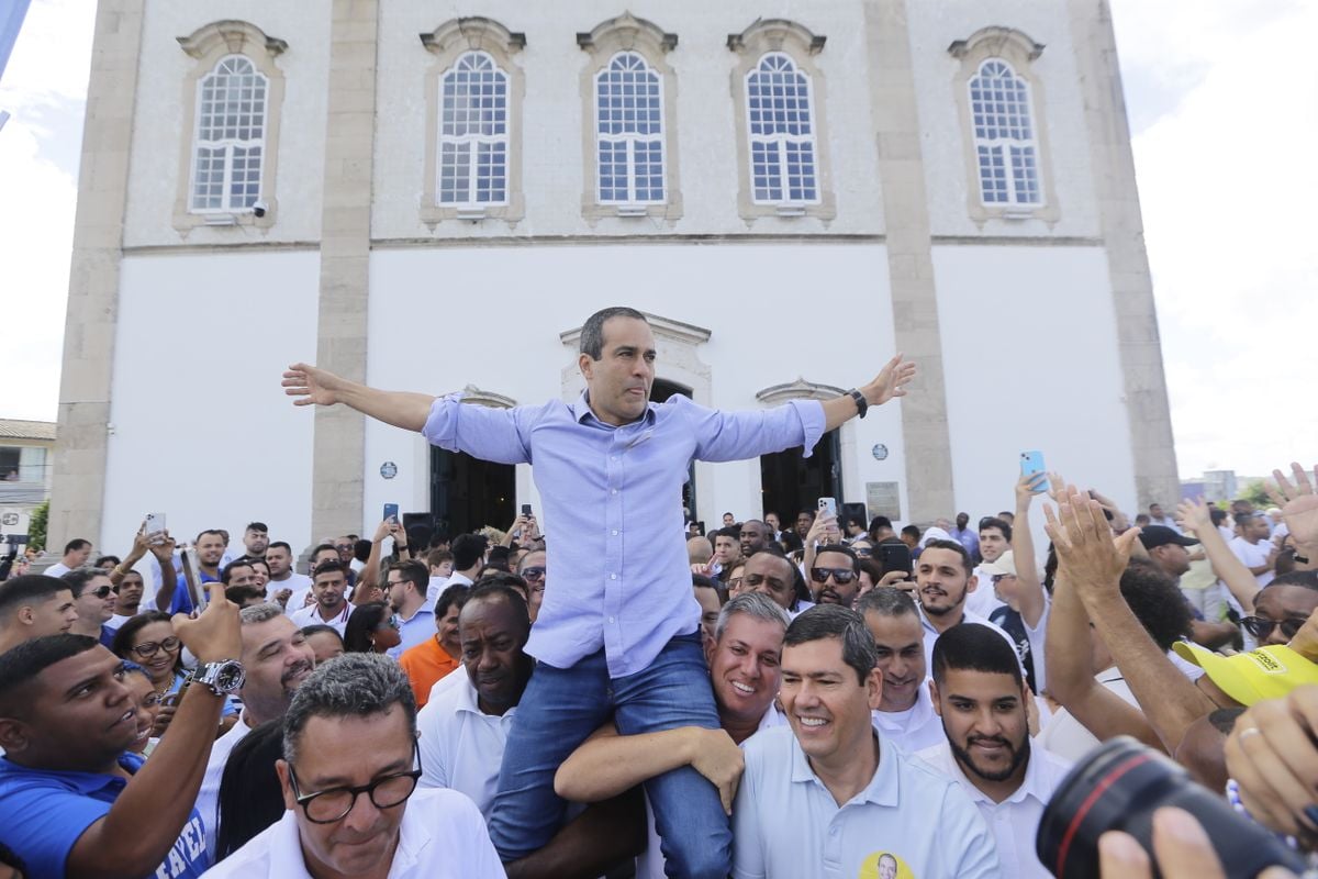 Bruno Reis é carregado por aliados na frente da Igreja do Bonfim