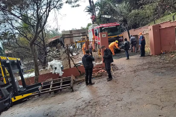 Equipes na área da queda do avião em Vinhedo (SP)