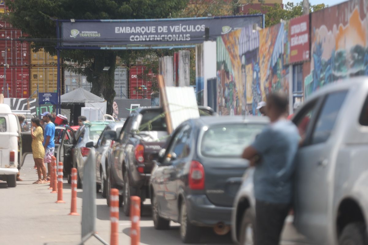 Passageiros enfrentam mais de quatro horas de fila no ferry-boat