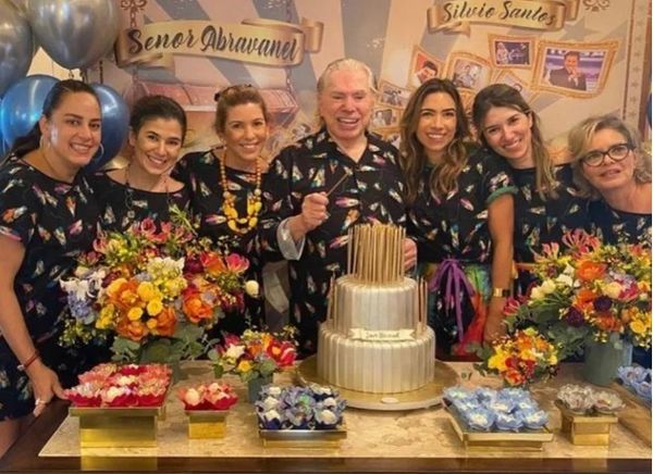 Renata, Daniela, Patrícia, Rebeca e Cíntia com Silvio Santos em seu aniversário  de 90 anos