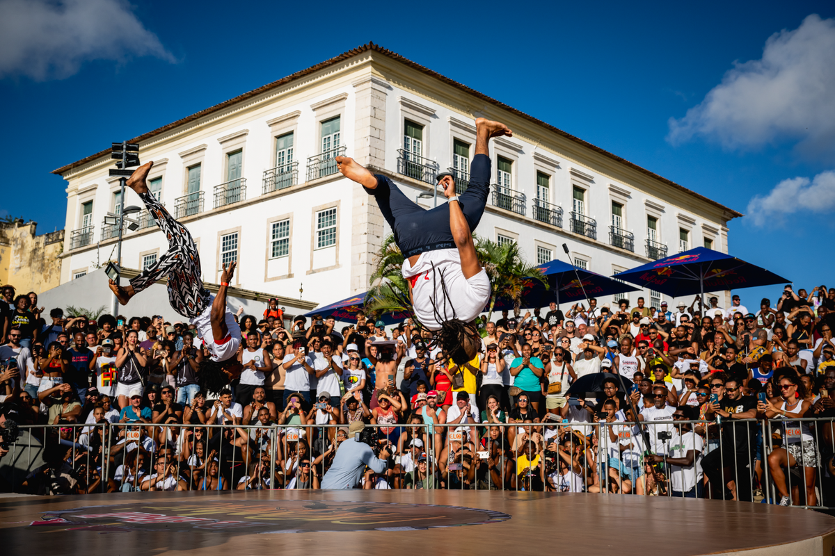 Capoeiristas disputando