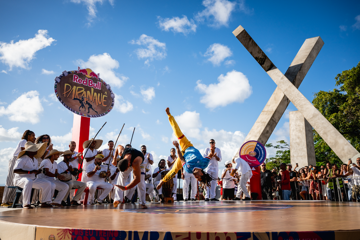 Capoeiristas lutando na roda