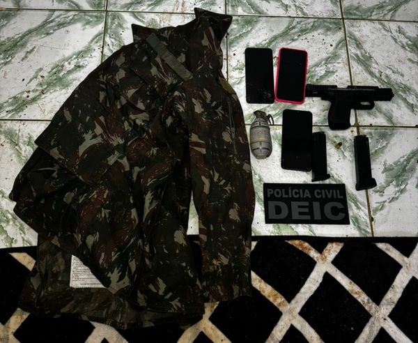 Polícia apreendeu roupa camuflada, arma e celulares