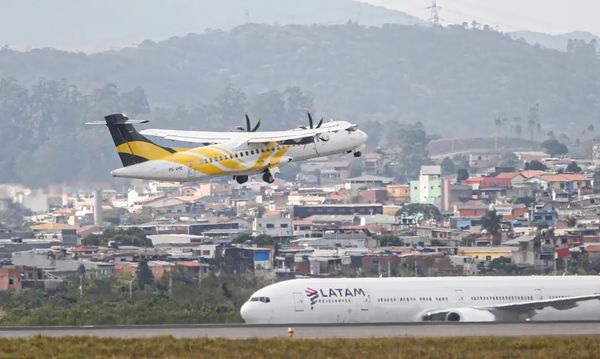 Avião da empresa VOEPASS decolando no aeroporto de Guarulhos 