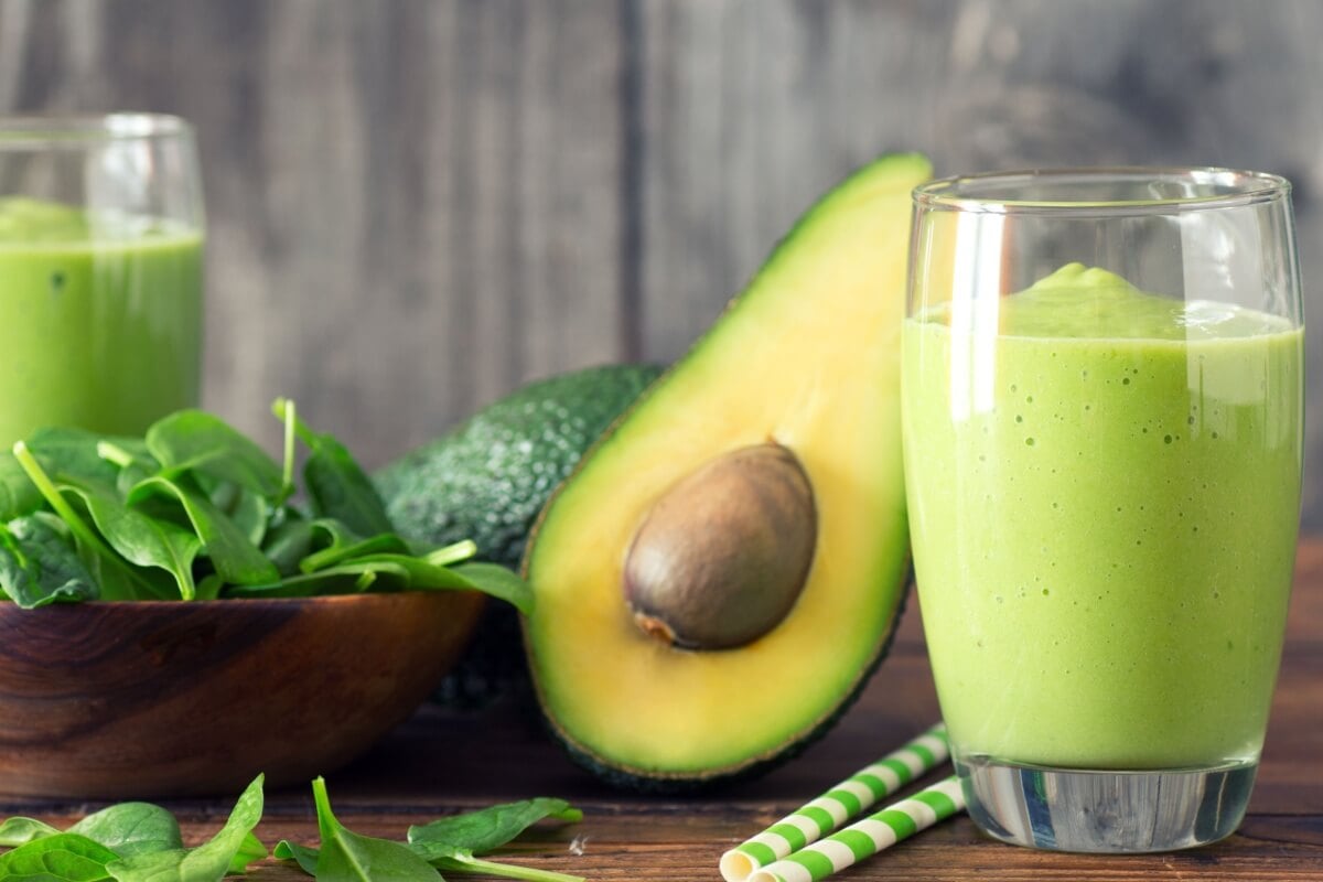 [Edicase]Vitamina de abacate e espinafre (Imagem: Lecic | Shutterstock) por  