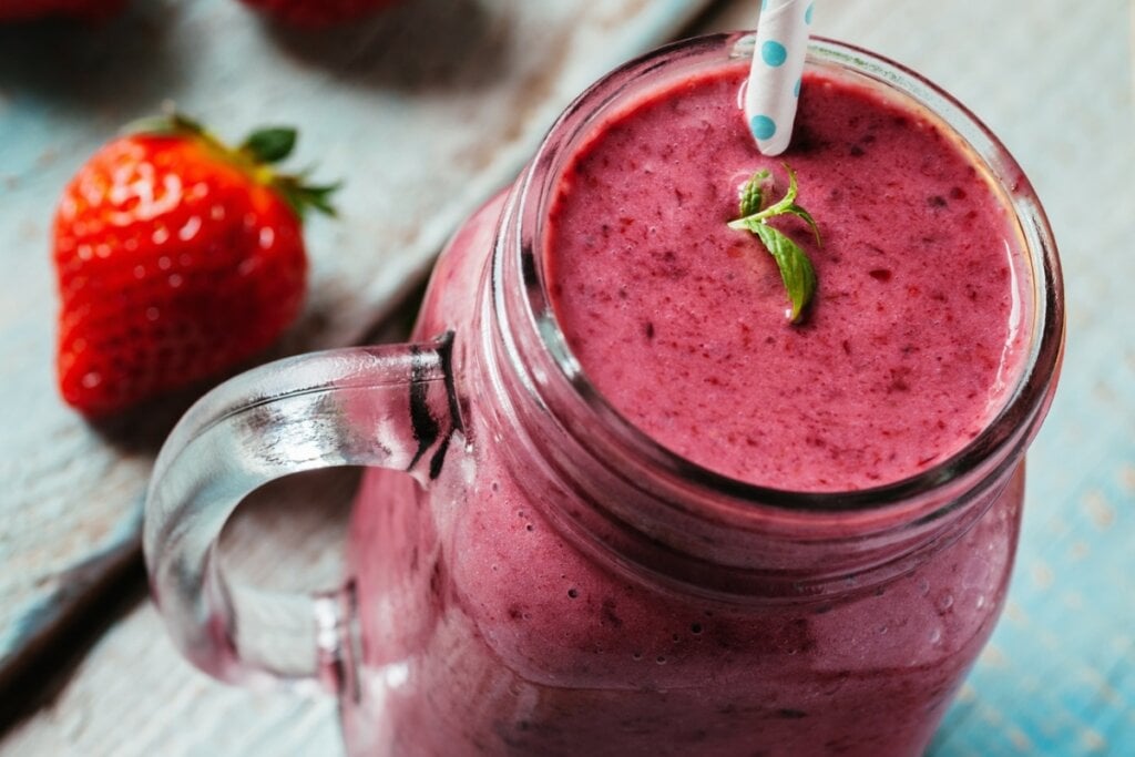 [Edicase]Vitamina de beterraba, banana e morango (Imagem: NatashaPhoto | Shutterstock)  por  