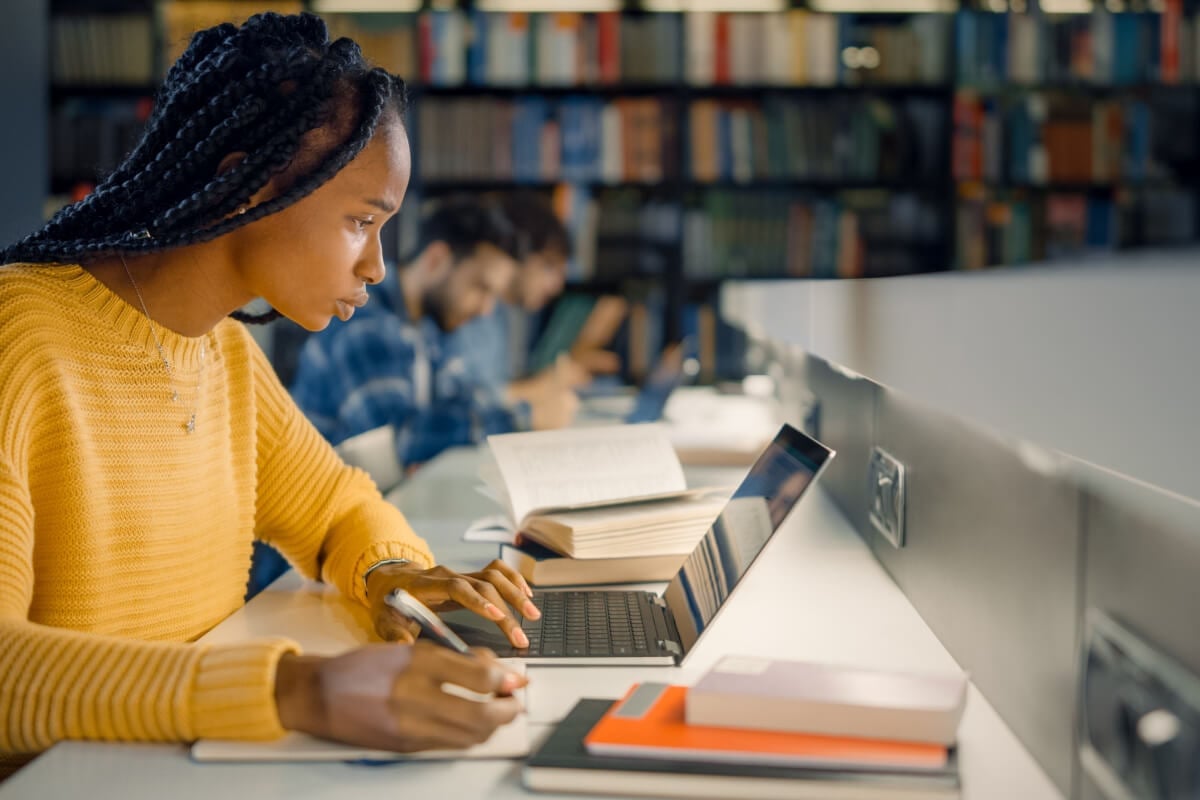 [Edicase]A redação é uma das etapas mais importantes do Enem (Imagem: Gorodenkoff | ShutterStock) por  