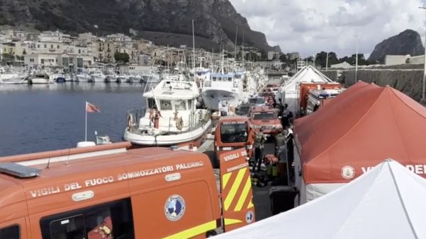 Equipes de resgate atuaram após naufrágio