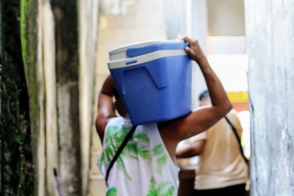 Fábrica abastece os vendedores ambulantes de sonhos que circulam pelo transporte coletivo de Salvador