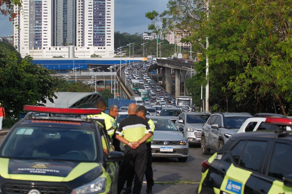 Com uma faixa interditada, o trânsito é intenso na região da Ladeira do Cabula e Via Expressa