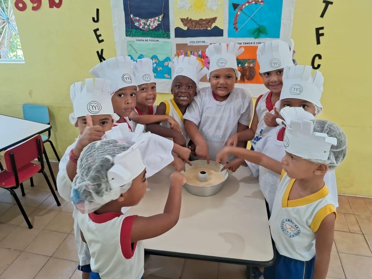 Crianças aprendem a cozinhar  na creche-escola Amor ao Próximo, no bairro de Nova Esperança