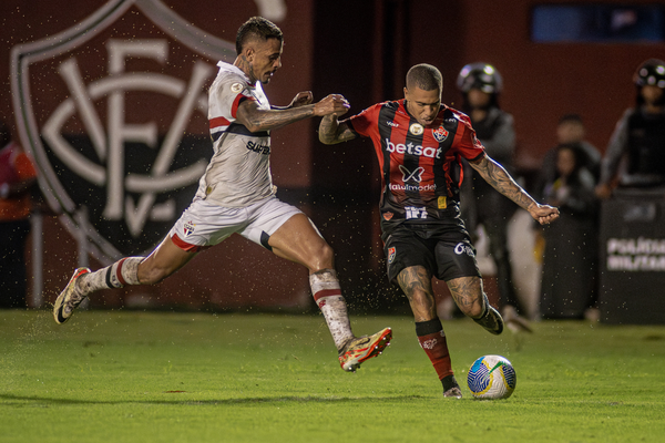 Vitória e São Paulo se enfrentam neste domingo (25), a partir das 18h30