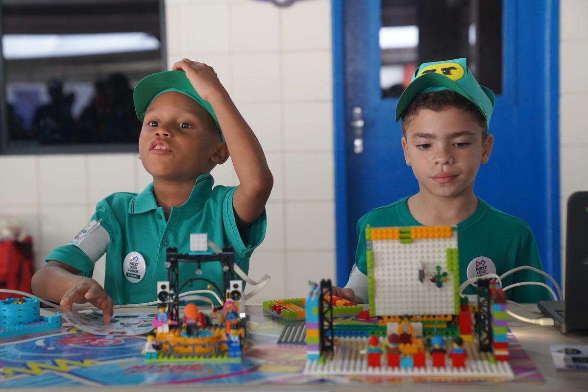 Estudantes do Colégio Salesiano Dom Bosco no First Lego League 