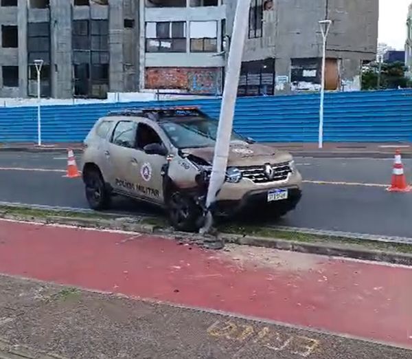 Viatura bateu em poste na Barra