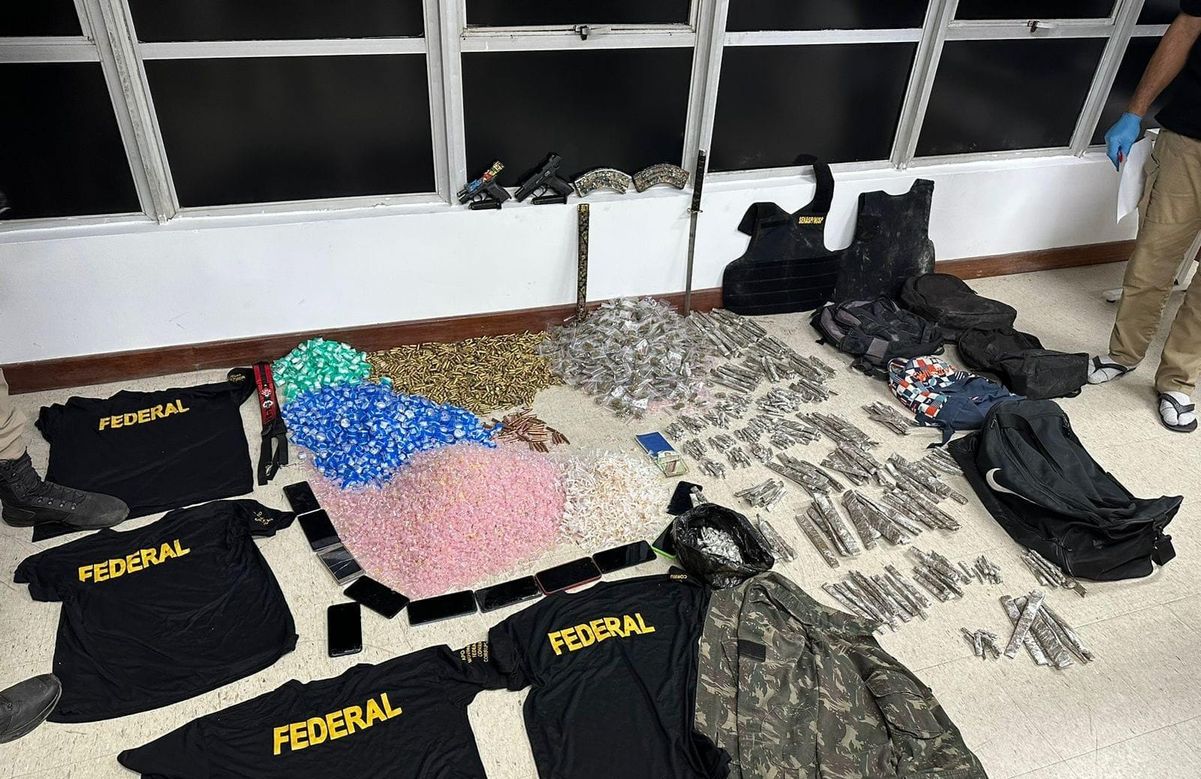 Camisas com inscrição 'federal', armas e munições foram apreendidas em Pernambués